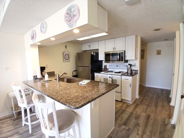 ثلاجة، ميكروويف، فرن، موقد طهي مسطح