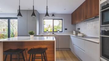 Apartment | Living area | 37-inch TV with satellite channels