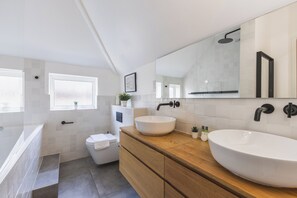 Apartamento | Baño | Artículos de higiene personal gratuitos, secador de pelo y toallas