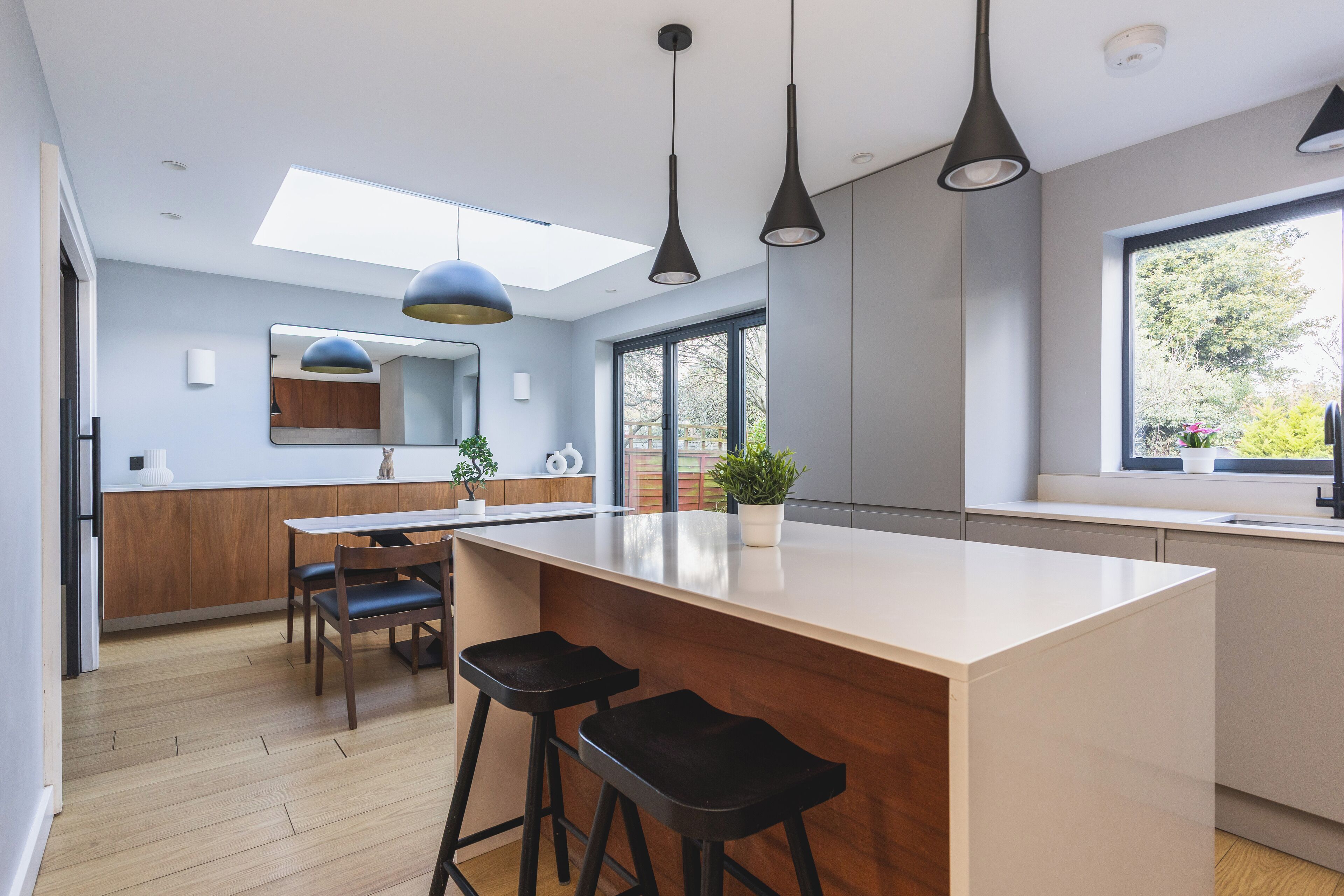 アパートメント | リビング エリア | 37 インチのテレビ (衛星放送視聴可)