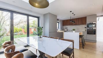 Apartment | Living area | 37-inch TV with satellite channels