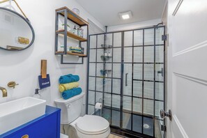 Artículos de higiene personal ecológicos, secador de pelo y toallas