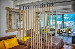 Estudio Confort, balcón, vistas al mar | Zona de estar | Televisión LCD de 40 pulgadas con canales digitales