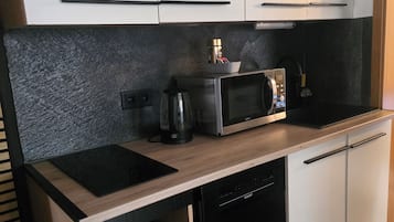 Kühlschrank, Mikrowelle, Herdplatte, Geschirrspüler