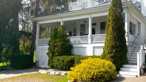 Unclassified image, 2 of 31, button - Heritage style cottage with lake view, perfect porch for family gatherings. (Port Stanley)
