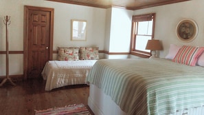 5 bedrooms, iron/ironing board, WiFi, bed sheets - Heritage style cottage with lake view, perfect porch for family gatherings. (Port Stanley)