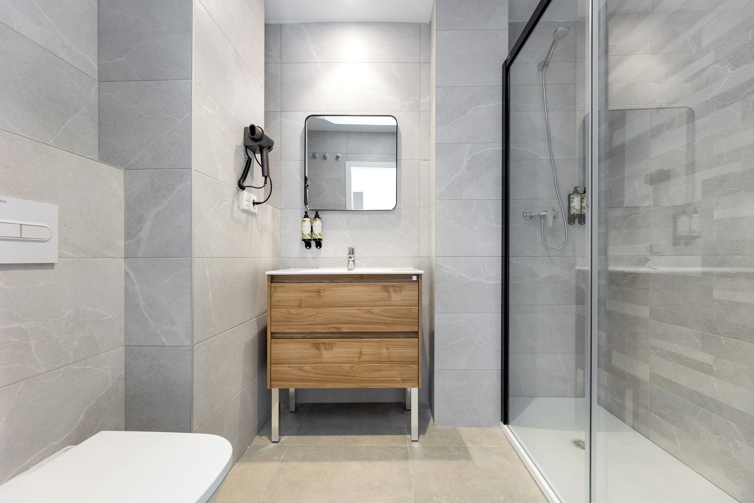 Appartement, 1 slaapkamer | Badkamer | Een douche, gratis toiletartikelen, een haardroger, handdoeken