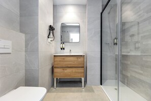 Apartamento, 1 quarto | Banheiro | Chuveiro, produtos de toalete grátis, secador de cabelo 
