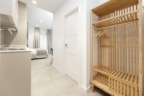 Classic Studio, City View | Soundproofing, free WiFi, bed sheets - Nest Flats Triunfo (Granada)