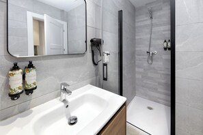 Shower, free toiletries, hair dryer, towels