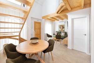 Deluxe Apartment, 3 Bedrooms | Soundproofing, free WiFi, bed sheets