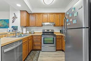 Refrigerador, microondas, horno y parrilla de estufa 