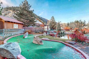 Property grounds - Stylish mountain retreat steps from downtown Leavenworth! (Leavenworth)