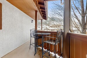 Outdoor dining - Stylish mountain retreat steps from downtown Leavenworth! (Leavenworth)
