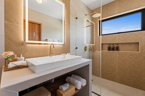 Een douche, een haardroger, handdoeken, zeep