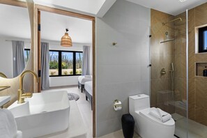 Shower, hair dryer, towels, soap - NEW! Private Pool, AC, BBQ, VIEWS, 7 minutes from the Beach! (Paradera)