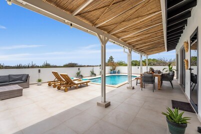 NEW! Private Pool, AC, BBQ, VIEWS, 7 minutes from the Beach!