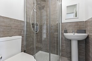 Regadera, secadora de cabello, toallas, jabón