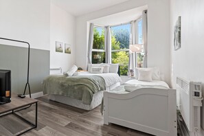 1 habitación, escritorio, tabla de planchar con plancha y cuna de viaje