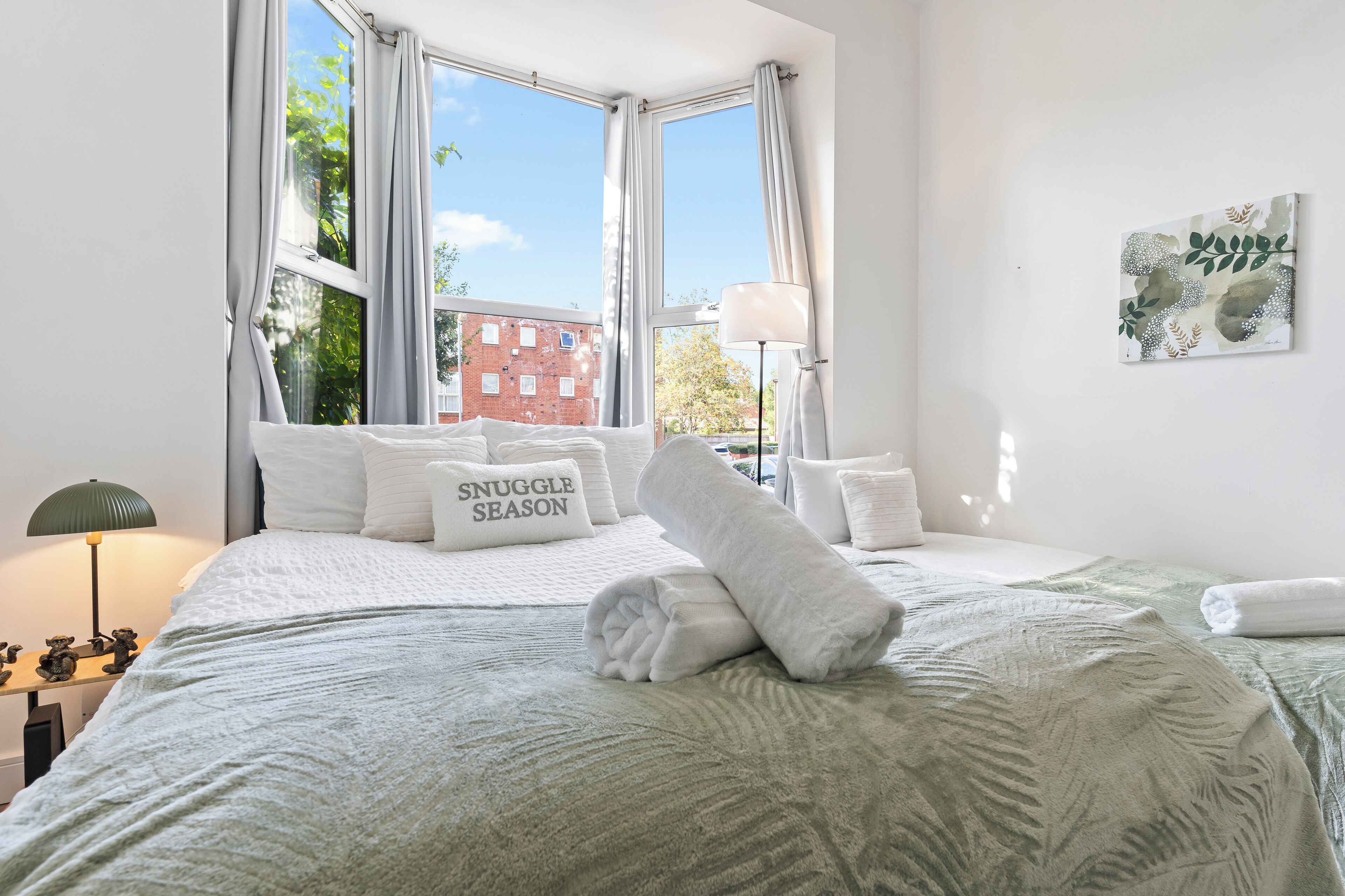 1 chambre, bureau, fer et planche à repasser, lit parapluie