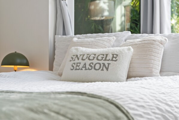 1 habitación, escritorio, tabla de planchar con plancha y cuna de viaje