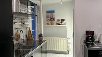 Kühlschrank, Herdplatte, Wasserkocher mit Kaffee-/Teezubehör, Toaster