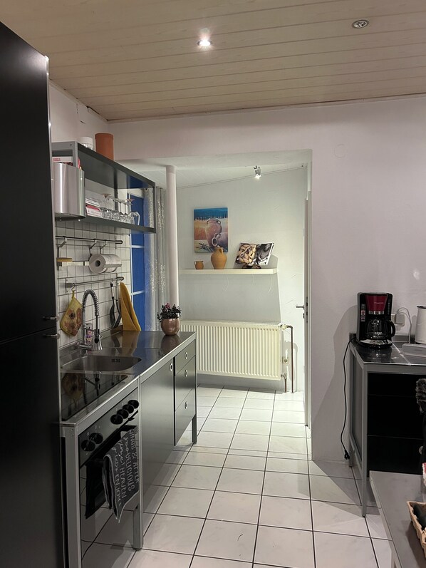 Réfrigérateur, plaque de cuisson, cafetière/bouilloire, grille-pain