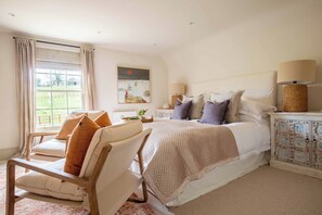 5 slaapkamers, een bureau, een strijkplank/strijkijzer, reisbedje