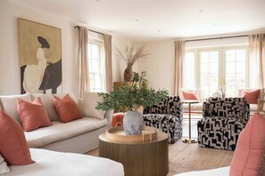 Smart TV, chimenea, estéreo