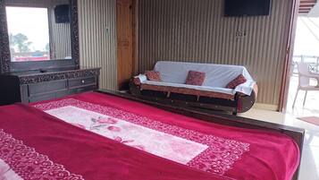 Habitació doble Deluxe, vistes a la muntanya | Habitacions insonoritzades, planxa i posts de planxar i wifi gratuïta