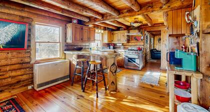Cozy log cabin close to recreation, dog-friendly, balcony, BBQ, w/d, TVs, kayaks