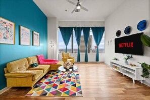 Smart TV, computer monitors - Apt w Parking Pool Gym Projector Desk Gym CityView (Dallas)