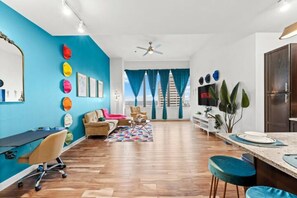 Smart TV, computer monitors - Apt w Parking Pool Gym Projector Desk Gym CityView (Dallas)