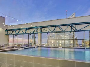 Pool - Apt w Parking Pool Gym Projector Desk Gym CityView (Dallas)
