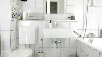 Haartrockner, HandtĂŒcher, Toilettenpapier