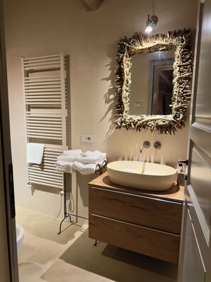 Habitación doble superior, vistas a la colina | Baño | Ducha, secador de pelo, toallas y jabón