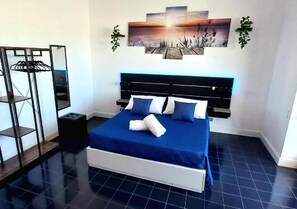 Escritorio, espacio para trabajar con un portátil, ropa de cama
