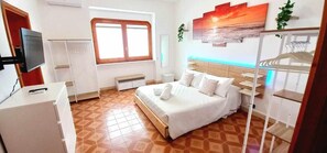 Escritorio, espacio para trabajar con laptop y ropa de cama 