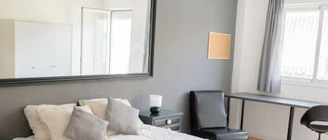 4 عدّة غرف نوم ومكتب وواي فاي مجانًا وملاءات أسرّة