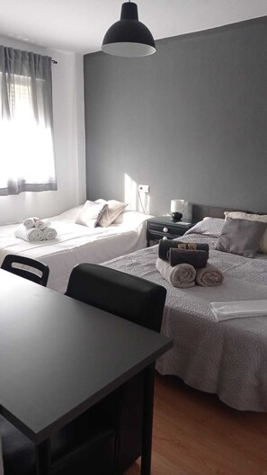 4 bedrooms, desk, free WiFi, bed sheets