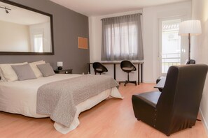 4 bedrooms, desk, free WiFi, bed sheets