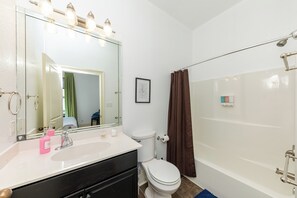 Hair dryer, towels, soap, toilet paper - Modern King bed Haven/Free parking, Pool, Balcony (Santa Rosa Beach)