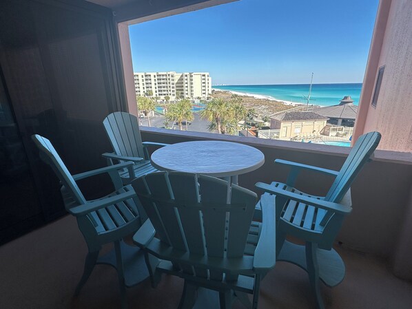 Outdoor dining - BEACH FRONT AT JETTY EAST! 1 FREE BEACH CHAIR SET UP EACH DAY OF YOUR STAY! (Destin)