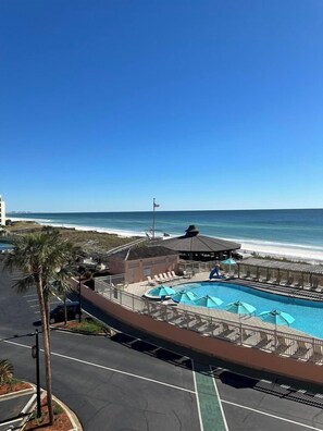 A heated pool - BEACH FRONT AT JETTY EAST! 1 FREE BEACH CHAIR SET UP EACH DAY OF YOUR STAY! (Destin)