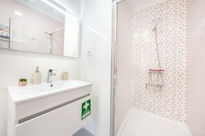 Douche, sĂšche-cheveux, serviettes fournies, savon