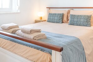 2 bedrooms, iron/ironing board, WiFi, bed sheets - Assenta Beach House - 2 bedroom house with patio (São Pedro da Cadeira)