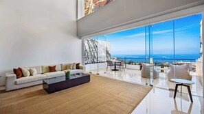 Een televisie en een kantoor