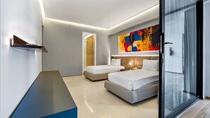 Ein modernes Hotelzimmer mit einem großen Bett, einem kleineren Bett, einem Schreibtisch und einem großen Fenster.