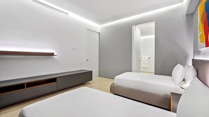 Une chambre moderne avec un lit, des tables de chevet, une armoire et un grand miroir.