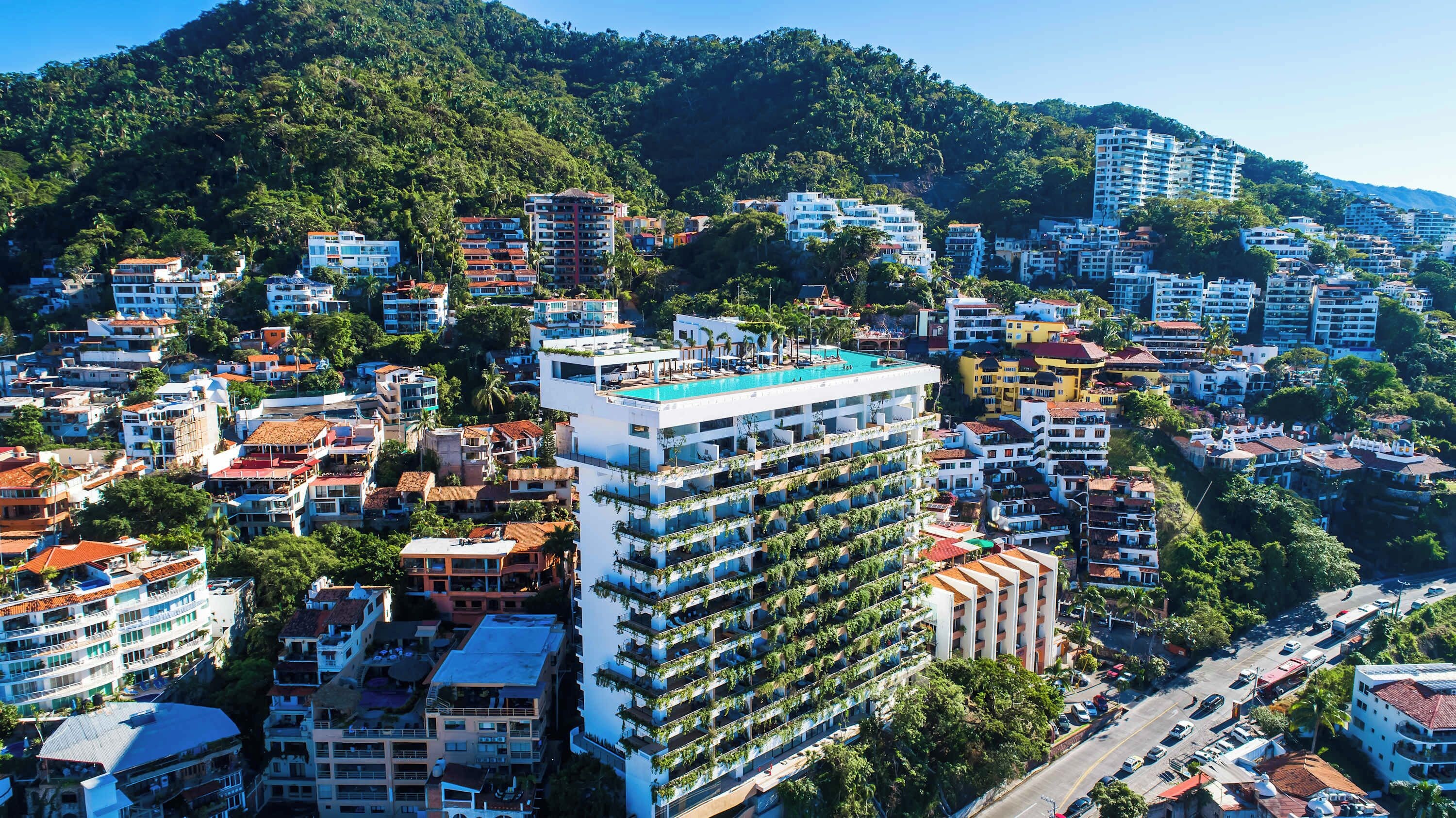 Una zona urbana densamente poblada con edificios de varios pisos, algunos con balcones y terrazas.